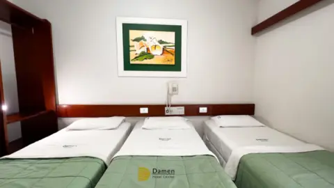 damen-hotel-center-imagem-galeria-quarto-triplo-standard-damen-hotel-center-68254a06cbe2f_1.webp